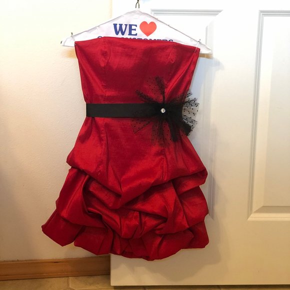 Red homecoming dress, strapless - Picture 1 of 8